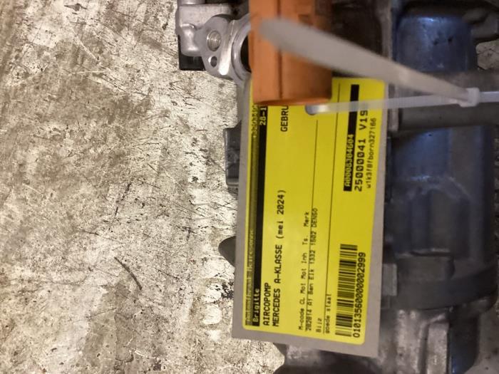 Luftkonditioneringspump från en Mercedes-Benz A (177.0) 1.3 A-250 e Turbo 16V 2024