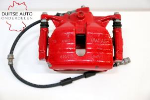 Używane Zacisk hamulcowy prawy przód Skoda Octavia (5EAA) 2.0 TSI 16V Cena € 120,00 Z VAT oferowane przez Duitse Auto Onderdelen