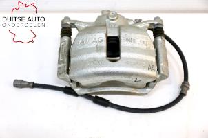 Używane Zacisk hamulcowy lewy przód Audi A3 Sportback (8VA/8VF) 1.4 TFSI 16V Cena € 48,40 Z VAT oferowane przez Duitse Auto Onderdelen