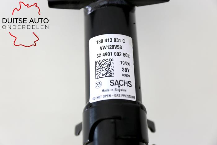 Schokdemper links-voor van een Volkswagen Up! (121) 1.0 TSI 12V 2018