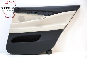 Używane Tapicerka drzwi prawych tylnych wersja 4-drzwiowa BMW 5 serie Gran Turismo (F07) 550i xDrive V8 32V TwinPower Turbo Cena € 60,50 Z VAT oferowane przez Duitse Auto Onderdelen