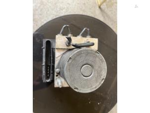 Używane Pompa ABS Nissan Note (E11) 1.4 16V Cena € 34,00 Procedura marży oferowane przez Umit Sloperij