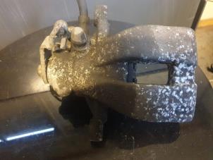 Gebruikte Remklauw (Tang) rechts-achter Fiat Bravo (198A) 1.6 JTD Multijet 105 Prijs € 35,00 Margeregeling aangeboden door Umit Sloperij