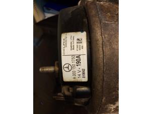 Gebruikte Dynamo Mercedes C (W203) 2.2 C-200 CDI 16V Prijs € 50,00 Margeregeling aangeboden door Umit Sloperij