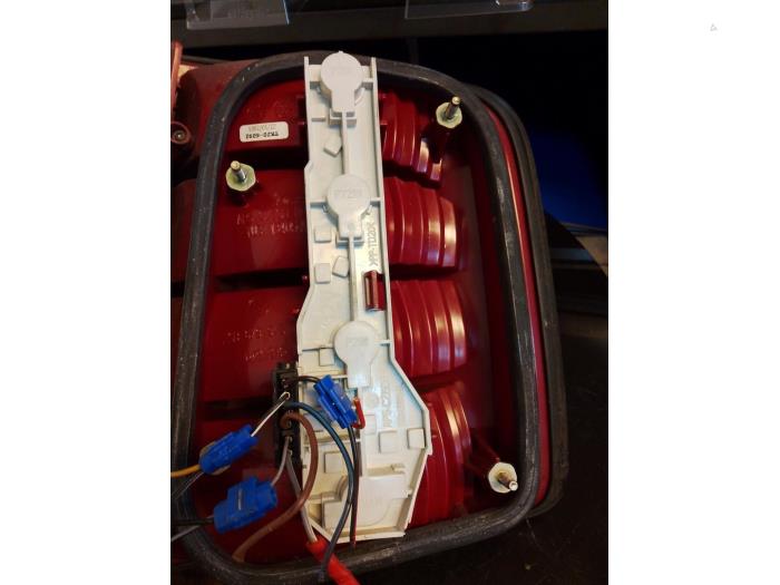 Achterlicht links van een Skoda Fabia (6Y2) 1.2 HTTP 2002