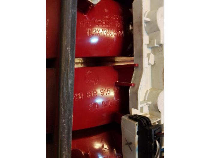 Achterlicht links van een Skoda Fabia (6Y2) 1.2 HTTP 2002