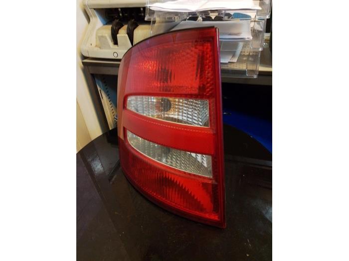 Achterlicht links van een Skoda Fabia (6Y2) 1.2 HTTP 2002