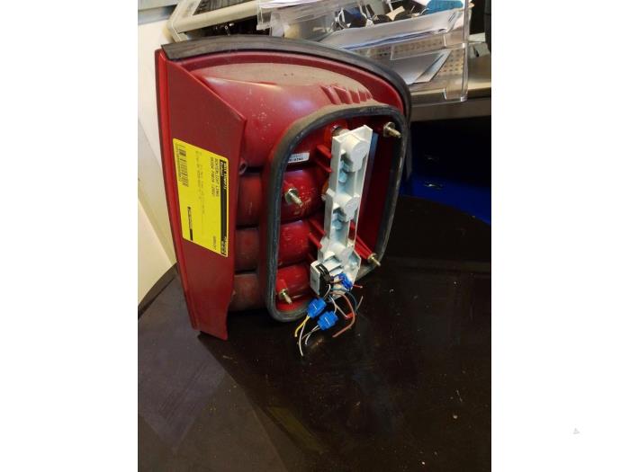 Achterlicht links van een Skoda Fabia (6Y2) 1.2 HTTP 2002