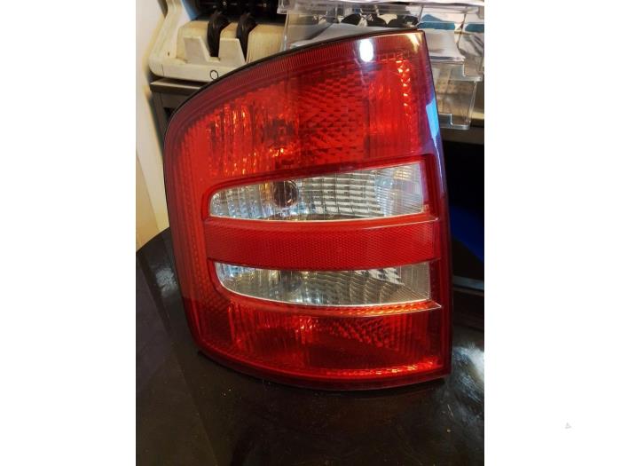 Achterlicht links van een Skoda Fabia (6Y2) 1.2 HTTP 2002