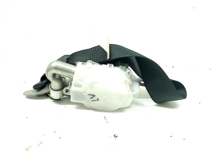 Främre säkerhetsbälte, vänster från en Toyota Avensis Wagon (T27) 2.0 16V D-4D-F 2011