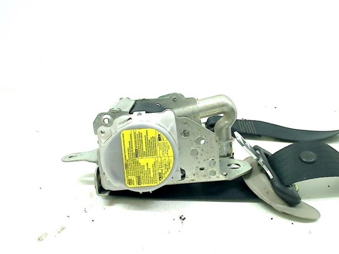 Främre säkerhetsbälte, vänster från en Toyota Avensis Wagon (T27) 2.0 16V D-4D-F 2011