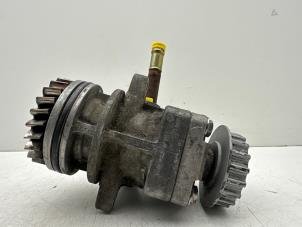 Gebruikte Stuurbekrachtiging Pomp Volkswagen Transporter T5 2.5 TDi Prijs € 65,00 Margeregeling aangeboden door Autohandel & Demontage Weteringbrug