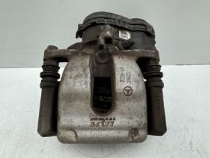 Używane Zacisk hamulcowy prawy tyl Mercedes B (W246) 1.6 B-200 BlueEFFICIENCY Turbo 16V Cena € 50,00 Procedura marży oferowane przez Autohandel & Demontage Weteringbrug