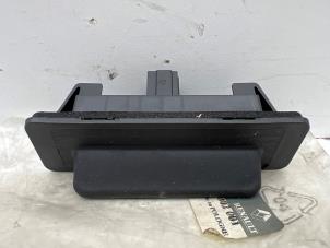 Begagnade Handtag, baklucka Renault Laguna II Grandtour (KG) 2.0 16V Pris € 35,00 Marginaltabell erbjuds av Autohandel & Demontage Weteringbrug