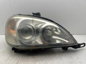 Używane Reflektor prawy Mercedes ML I (163) 2.7 270 CDI 20V Cena € 300,00 Procedura marży oferowane przez Autohandel & Demontage Weteringbrug