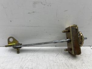 Gebruikte Deurvanger 2Deurs rechts Volkswagen LT II 2.8 TDi LWB Prijs € 10,00 Margeregeling aangeboden door Autohandel & Demontage Weteringbrug