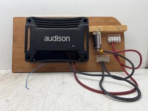 Używane Wzmacniacz radiowy Diversen Pozostale Cena € 100,00 Procedura marży oferowane przez Autohandel & Demontage Weteringbrug