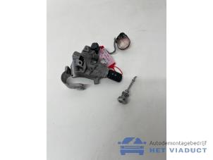 Begagnade Tändningslås + nyckel Mitsubishi Space Star (A0) 1.2 12V Pris € 65,00 Marginaltabell erbjuds av Het Viaduct