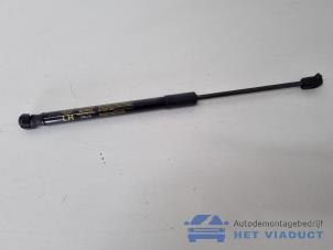 Używane Amortyzator gazowy lewy tyl Kia Niro I (DE) E-Niro 64 kWh Cena € 50,00 Procedura marży oferowane przez Het Viaduct