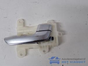 Gebruikte Deurgreep 4Deurs rechts-voor Kia Niro I (DE) E-Niro 64 kWh Prijs € 30,00 Margeregeling aangeboden door Het Viaduct