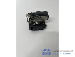 Begagnade Dörrlåsmekanism, 4-dörrars, höger fram Dacia Duster (HS) 1.6 16V LPG Pris € 45,00 Marginaltabell erbjuds av Het Viaduct