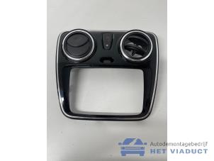 Gebruikte Luchtrooster Dashboard Dacia Dokker (0S) 1.6 LPG Prijs € 65,00 Margeregeling aangeboden door Het Viaduct