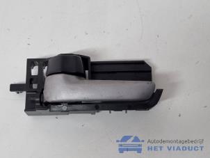Begagnade Dörrhandtag, 4-dörrars, vänster fram Suzuki Splash 1.2 16V Pris € 25,00 Marginaltabell erbjuds av Het Viaduct