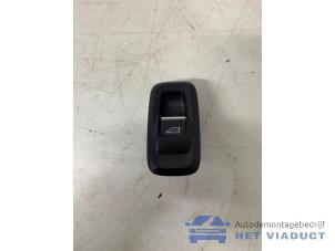 Gebruikte Schakelaar Elektrisch Raam Ford Fiesta 6 (JA8) 1.0 EcoBoost 12V 100 Prijs € 15,00 Margeregeling aangeboden door Het Viaduct