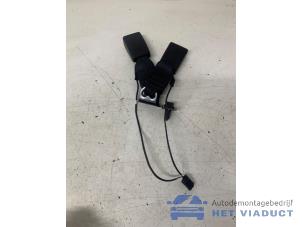 Begagnade Bakre bältesspänne, vänster Opel Crossland (X) 1.2 Turbo 12V Pris € 30,00 Marginaltabell erbjuds av Het Viaduct