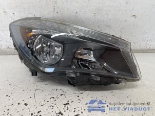 Gebruikte Koplamp rechts Mercedes CLA Shooting Brake (117.9) 1.6 CLA-180 16V Prijs € 500,00 Margeregeling aangeboden door Het Viaduct