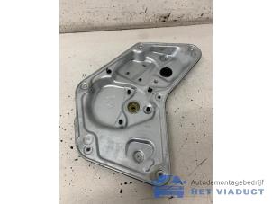 Begagnade Fönstermekanism för bakre dörr, 4-dörrars, höger Skoda Yeti (5LAC) 1.2 TSI 16V Pris € 40,00 Marginaltabell erbjuds av Het Viaduct