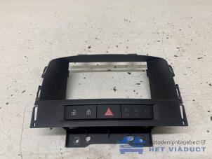 Używane Element deski rozdzielczej Opel Astra J Sports Tourer (PD8/PE8/PF8) 1.6 CDTI 16V Cena € 25,00 Procedura marży oferowane przez Het Viaduct