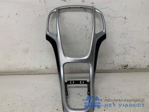 Używane Element deski rozdzielczej Opel Astra J Sports Tourer (PD8/PE8/PF8) 1.6 CDTI 16V Cena € 30,00 Procedura marży oferowane przez Het Viaduct