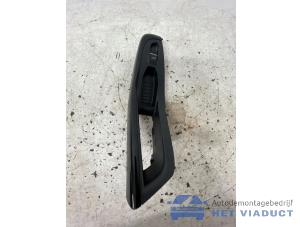 Gebruikte Schakelaar Elektrisch Raam Ford Fiesta 6 (JA8) 1.4 16V Prijs € 20,00 Margeregeling aangeboden door Het Viaduct