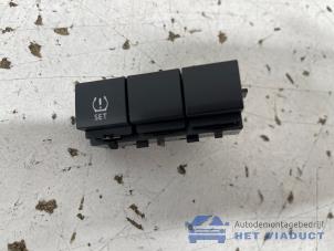 Gebruikte Bandenspanning schakelaar Peugeot 208 I (CA/CC/CK/CL) 1.2 Vti 12V PureTech Prijs € 10,00 Margeregeling aangeboden door Het Viaduct