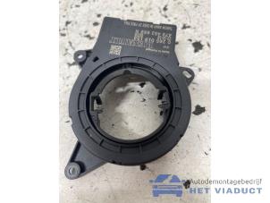 Używane Przewód spiralny poduszki powietrznej Renault Captur (2R) 1.2 TCE 16V EDC Cena € 25,00 Procedura marży oferowane przez Het Viaduct