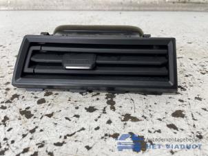 Gebruikte Luchtrooster Dashboard Seat Ibiza V (KJB) 1.0 TSI 12V Prijs € 25,00 Margeregeling aangeboden door Het Viaduct