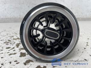 Begagnade Luftmunstycke, instrumentbräda Mercedes A Limousine (177.1) 1.5 A-180d Pris € 25,00 Marginaltabell erbjuds av Het Viaduct