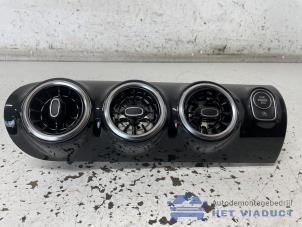 Begagnade Luftmunstycke, instrumentbräda Mercedes A Limousine (177.1) 1.5 A-180d Pris € 70,00 Marginaltabell erbjuds av Het Viaduct