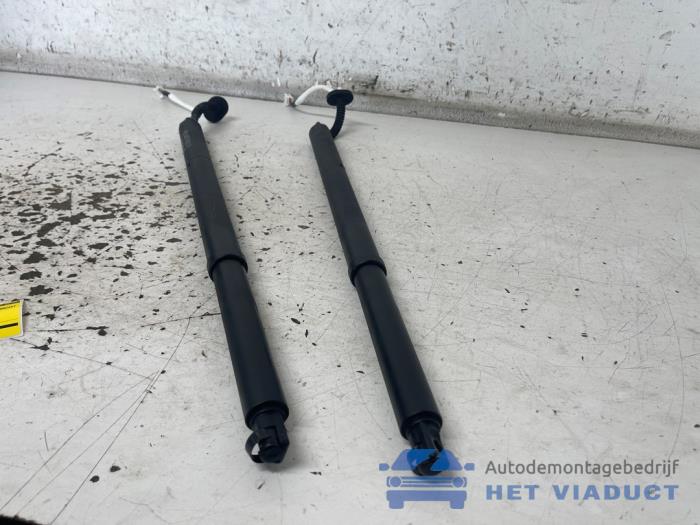 Set Gasdempers Achterklep van een Mazda CX-30 (DM) 2.0 e-SkyActiv-X 181 M Hybrid 16V 2021