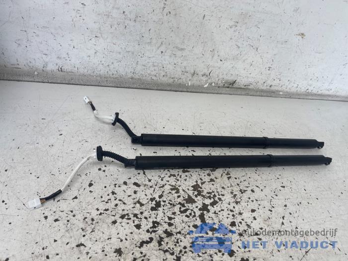 Set Gasdempers Achterklep van een Mazda CX-30 (DM) 2.0 e-SkyActiv-X 181 M Hybrid 16V 2021