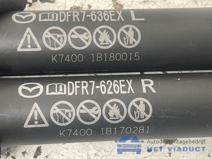 Set Gasdempers Achterklep van een Mazda CX-30 (DM) 2.0 e-SkyActiv-X 181 M Hybrid 16V 2021