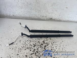 Gebruikte Set Gasdempers Achterklep Mazda CX-30 (DM) 2.0 e-SkyActiv-X 181 M Hybrid 16V Prijs € 200,00 Margeregeling aangeboden door Het Viaduct