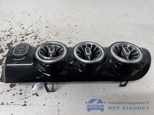 Begagnade Luftmunstycke, instrumentbräda Mercedes A (177.0) 1.3 A-180 Turbo 16V Pris € 70,00 Marginaltabell erbjuds av Het Viaduct