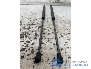 Gebruikte Set Gasdempers Achterklep Renault Twingo III (AH) 1.0 SCe 70 12V Prijs € 20,00 Margeregeling aangeboden door Het Viaduct