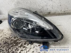 Gebruikte Koplamp rechts Renault Scénic III (JZ) 2.0 16V CVT Prijs € 165,00 Margeregeling aangeboden door Het Viaduct