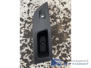 Begagnade Brytare, eldrivna fönster Opel Corsa F (UB/UH/UP) 1.2 Turbo 12V 100 Pris € 10,00 Marginaltabell erbjuds av Het Viaduct