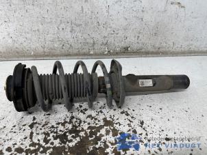 Gebruikte Schokdemperpoot rechts-voor Audi Q3 (8UB/8UG) 2.0 TDI 16V 136 Prijs € 30,00 Margeregeling aangeboden door Het Viaduct
