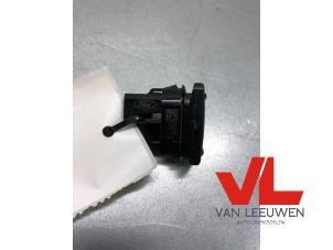 Gebruikte Ruit schakelaar elektrisch Ford Mondeo Prijs € 8,00 Margeregeling aangeboden door Van Leeuwen Auto Onderdelen