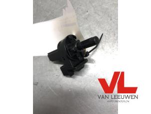 Begagnade Bromsljusbrytare Ford Focus 3 1.0 Ti-VCT EcoBoost 12V 100 Pris € 7,50 Marginaltabell erbjuds av Van Leeuwen Auto Onderdelen